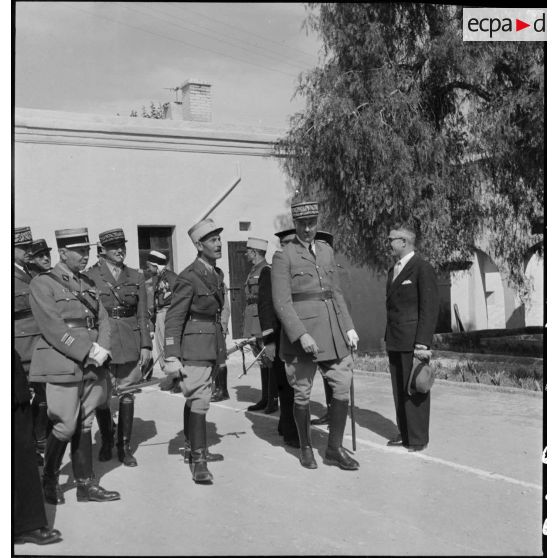 Le commandant de l'EEOI (École des élèves officiers indigènes d'Algérie et de Tunisie) guide le général d'armée Henri Giraud, commandant en chef civil et militaire, lors de la visite de ce dernier à Bou Saada.