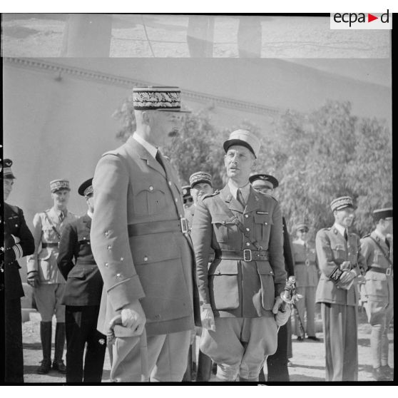 Le général d'armée Henri Giraud, commandant en chef civil et militaire, s'entretient avec le commandant de l'EEOI (École des élèves officiers indigènes d'Algérie et de Tunisie), lors de la cérémonie de baptême de la promotion Weygand à Bou Saada.