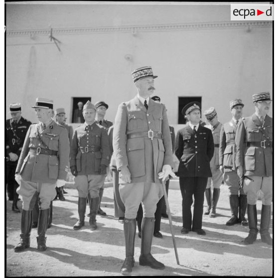 Le général d'armée Henri Giraud, commandant en chef civil et militaire, préside la cérémonie de baptême de la promotion Weygand de l'EEOI (École des élèves officiers indigènes d'Algérie et de Tunisie).