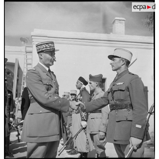 Le général d'armée Henri Giraud, commandant en chef civil et militaire, lors de sa visite à l'EEOI (École des élèves officiers indigènes d'Algérie et de Tunisie) de Bou Saada, salue un lieutenant, cadre de l'école.