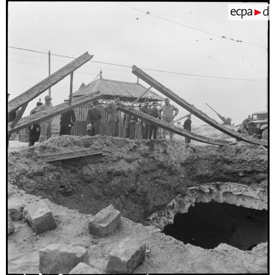 Cratère causé par l'explosion d'une bombe sur le boulevard de la République à Alger lors du bombardement allemand de la nuit du 18 au 19 avril 1943.