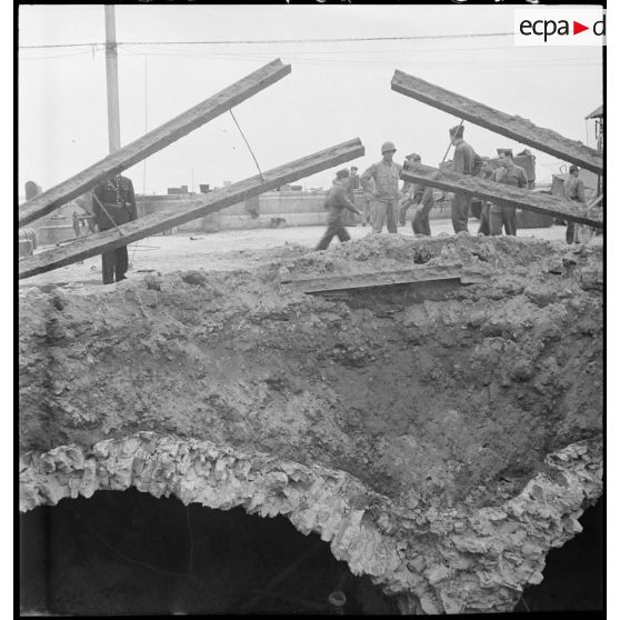 Cratère causé par l'explosion d'une bombe sur le boulevard de la République à Alger lors du bombardement allemand de la nuit du 18 au 19 avril 1943.