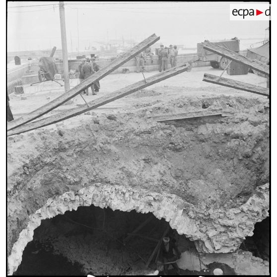 Cratère causé par l'explosion d'une bombe sur le boulevard de la République à Alger lors du bombardement allemand de la nuit du 18 au 19 avril 1943.