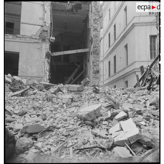 Destructions et dégâts occasionnés aux habitations de la place du Gouvernement d'Alger par le bombardement allemand de la nuit du 18 au 19 avril 1943.