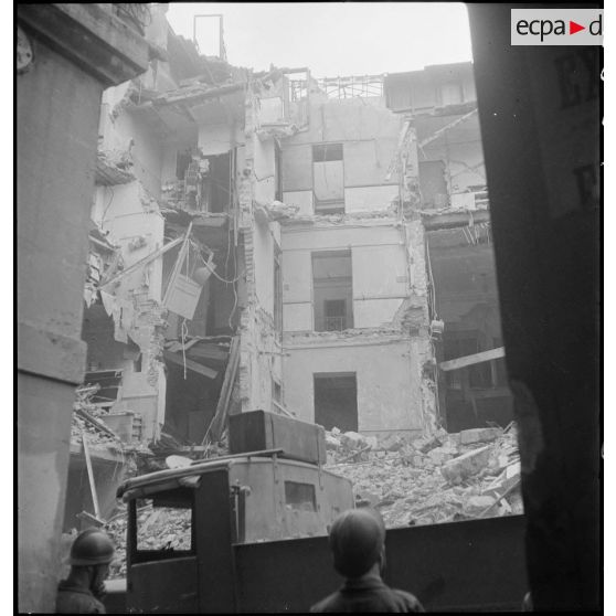 Destructions et dégâts occasionnés aux habitations de la place du Gouvernement d'Alger par le bombardement allemand de la nuit du 18 au 19 avril 1943.