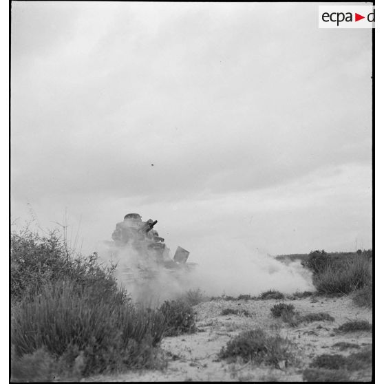 Un char léger Renault D1 touché lors d'une montée en ligne dans une zone désertique du secteur de Pichon.