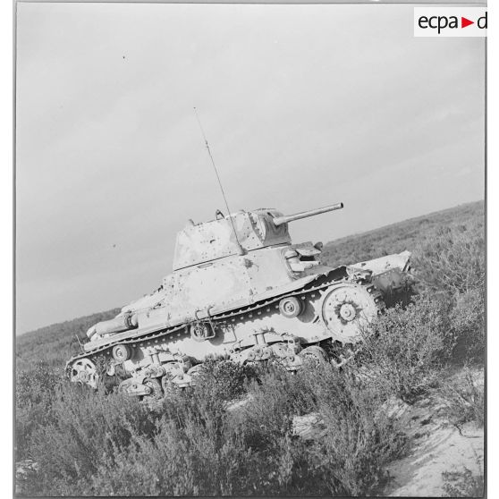 Char italien Fiat M13/40 immobilisé dans le secteur de Pichon.