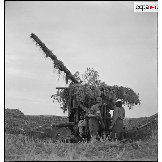 Mise en batterie d'un canon de 75 mm AA, modèle 1932, d'une batterie du 411e RAAA (régiment d'artillerie antiaérienne) de la DMC (division de marche de Constantine), dans le secteur de Robaa.