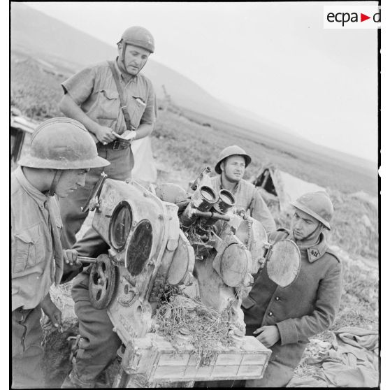 Des artilleurs du 411e RAAA (régiment d'artillerie antiaérienne) de la DMC (division de marche de Constantine) mettent en oeuvre le poste central mécanique de tir direct à jumelle binoculaire d'une batterie, dans le secteur de Robaa.