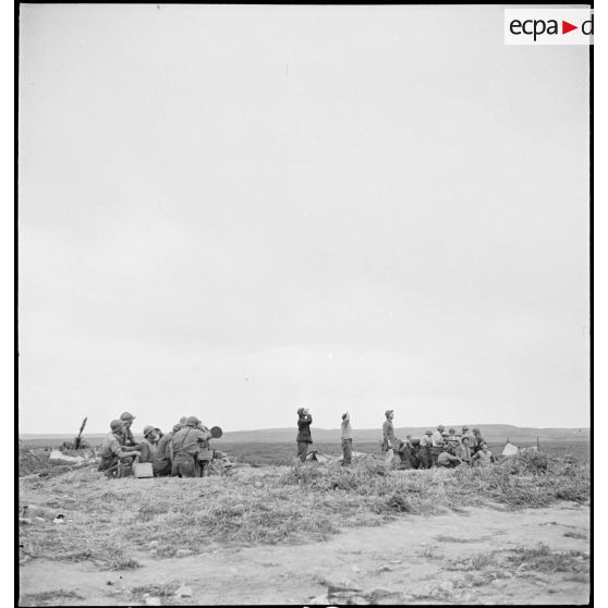 Des artilleurs du 411e RAAA (régiment d'artillerie antiaérienne) de la DMC (division de marche de Constantine) mettent en oeuvre le poste central mécanique de tir direct et un télémètre d'une batterie de canons de 75 mm AA, dans le secteur de Robaa.