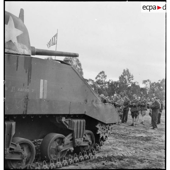 Des cavaliers du 5e RCA (régiment de chasseurs d'Afrique) assistent à la messe de Pâques.