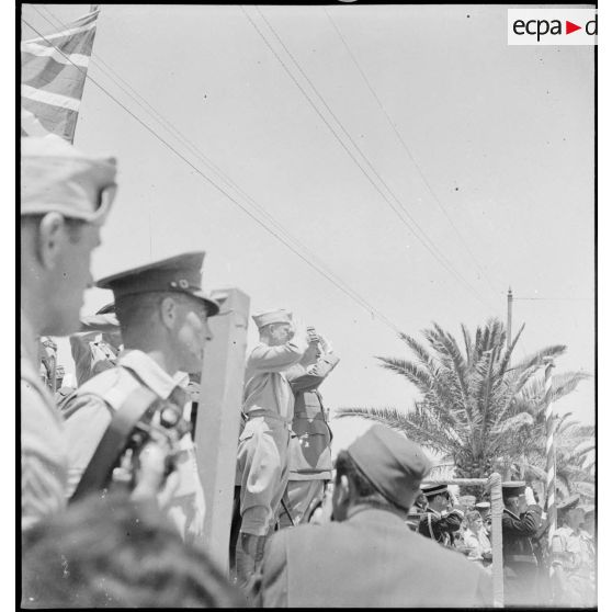 Le général d'armée Henri Giraud, commandant en chef civil et militaire, et le général Dwight Eisenhower, commandant en chef des forces alliées en Afrique, saluent les unités lors du défilé célébrant la victoire alliée à l'issue de la campagne de Tunisie.