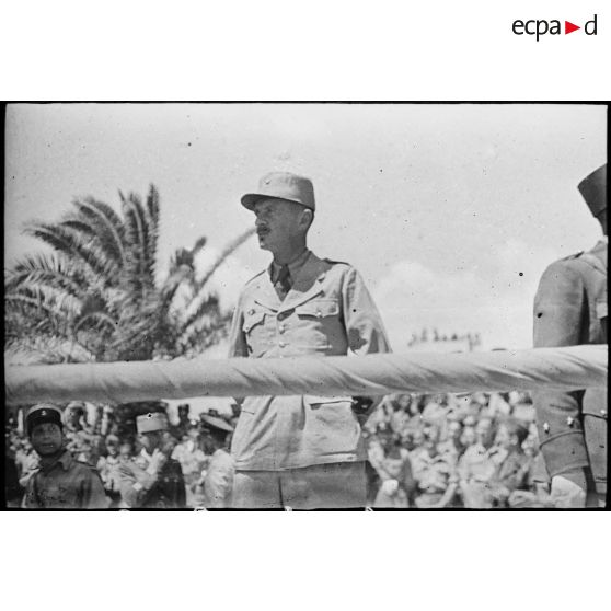 Portrait du général de brigade Philippe Leclerc, commandant la Force L, lors du défilé célébrant la victoire alliée à l'issue de la campagne de Tunisie.