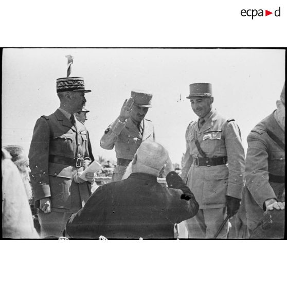 Portrait de groupe de généraux français lors du défilé célébrant la victoire alliée à l'issue de la campagne de Tunisie.