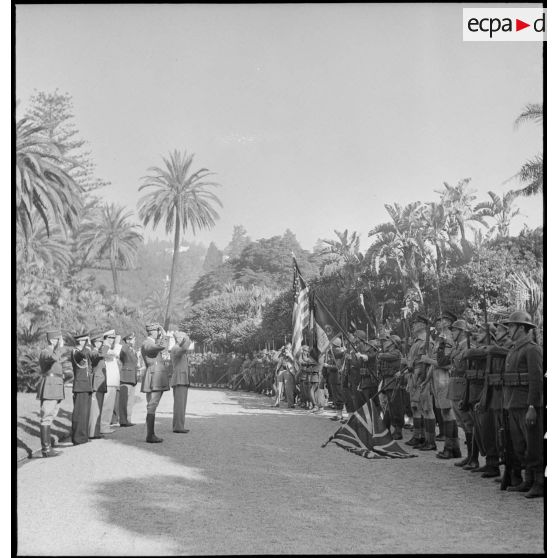 Le général d'armée Henri Giraud, commandant en chef civil et militaire, et le général Dwight Eisenhower, commandant en chef des forces alliées en Afrique, saluent les drapeaux alliés lors d'une minute de silence en hommage aux morts.