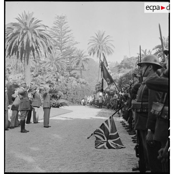 Le général d'armée Henri Giraud, commandant en chef civil et militaire, et le général Dwight Eisenhower, commandant en chef des forces alliées en Afrique, saluent les drapeaux alliés lors d'une minute de silence en hommage aux morts.