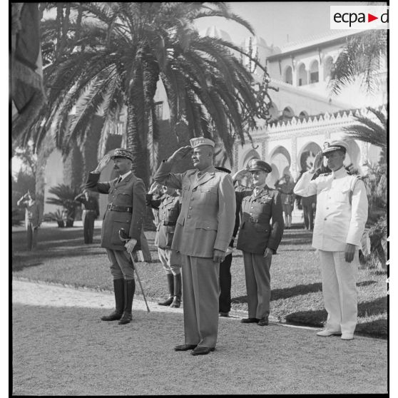 Le général d'armée Henri Giraud, commandant en chef civil et militaire, et le général Dwight Eisenhower, commandant en chef des forces alliées en Afrique, saluent pendant la minute de silence en hommage aux morts.