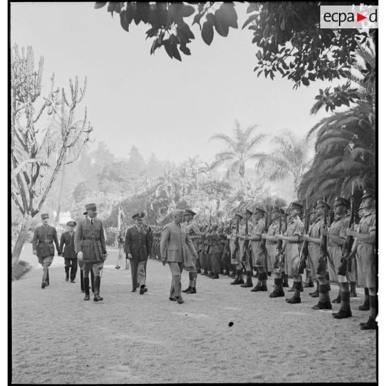 Le général d'armée Henri Giraud, commandant en chef civil et militaire, et le général Dwight Eisenhower, commandant en chef des forces alliées en Afrique, passent un détachement de l'armée de terre britannique en revue au Palais d'été à Alger.