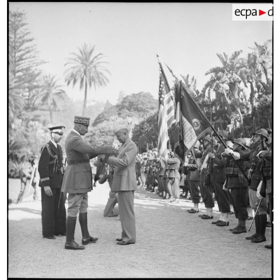 Le général d'armée Henri Giraud, commandant en chef civil et militaire, remet l'écharpe de grand-croix de la Légion d'honneur au général Dwight Eisenhower, commandant en chef des forces alliées en Afrique.