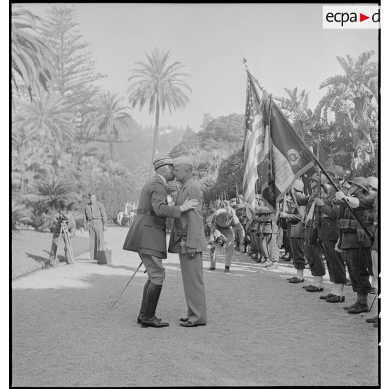 Le général d'armée Henri Giraud, commandant en chef civil et militaire, après avoir remis les insignes de grand-croix de la Légion d'honneur au général Dwight Eisenhower, commandant en chef des forces alliées en Afrique, lui donne l'accolade.