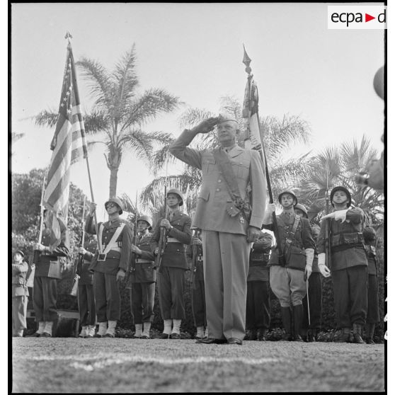 Le général Dwight Eisenhower, commandant en chef des forces alliées en Afrique, salue après avoir été élevé à la dignité de grand-croix dans l'ordre nationale de la Légion d'honneur.