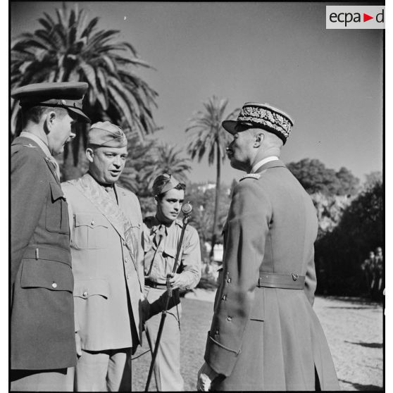 Le général d'armée Henri Giraud, commandant en chef civil et militaire, s'entretient avec le général Dwight Eisenhower, commandant en chef des forces alliées en Afrique, après lui avoir remis les insignes de grand-croix de la Légion d'honneur.