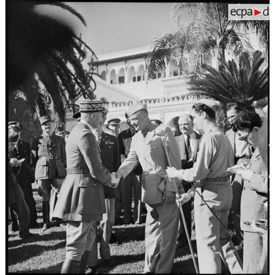 Le général d'armée Henri Giraud, commandant en chef civil et militaire, congratule le général Dwight Eisenhower, commandant en chef des forces alliées en Afrique, après lui avoir remis les insignes de grand-croix de la Légion d'honneur.