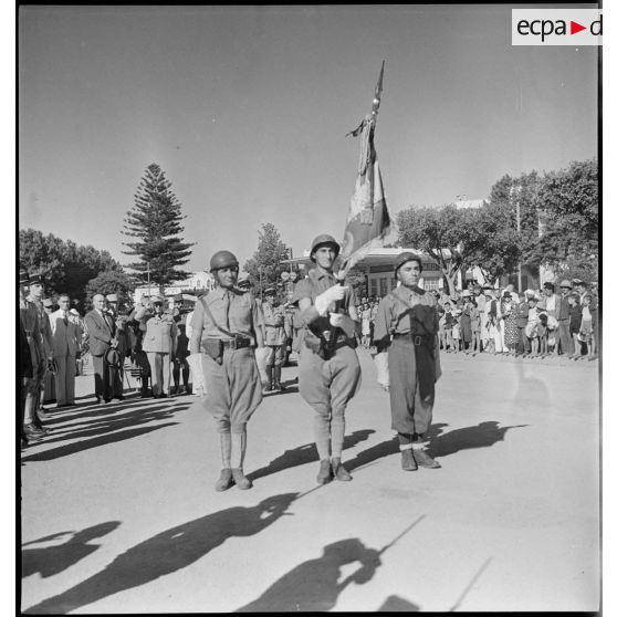 L'étendard du 65e RAA (régiment d'artillerie d'Afrique) et sa garde, de retour à Blida après avoir participé à la campagne de Tunisie.