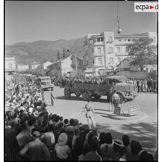 Une colonne de camions italiens Lancia 3 RO N, pris à l'ennemi par le 65e RAA (régiment d'artillerie d'Afrique) pendant la campagne de Tunisie, défile dans une rue de Blida.