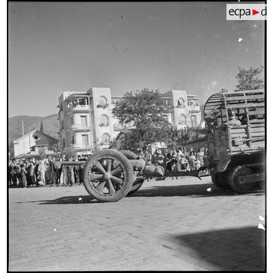 Canon et artilleurs du 65e RAA  (régiment d'artillerie d'Afrique), de retour à Blida après avoir participé à la campagne de Tunisie.