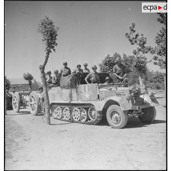 Un semi-chenillé allemand SdKfz-11 tractant deux canons de 75 mm, modèle 1897, pris à l'ennemi par le 65e RAA (régiment d'artillerie d'Afrique) pendant la campagne de Tunisie, se dirige vers Blida.