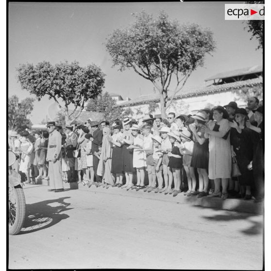 Des habitants de Blida acclament les artilleurs et les véhicules du 65e RAA (régiment d'artillerie d'Afrique), de retour de la campagne de Tunisie.