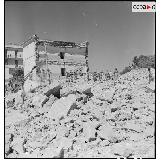 Des soldats fouillent les décombres de la caserne d'Orléans à la recherche d'éventuelles victimes, après le bombardement des forces de l'Axe dans la nuit du 4 au 5 juin 1943.