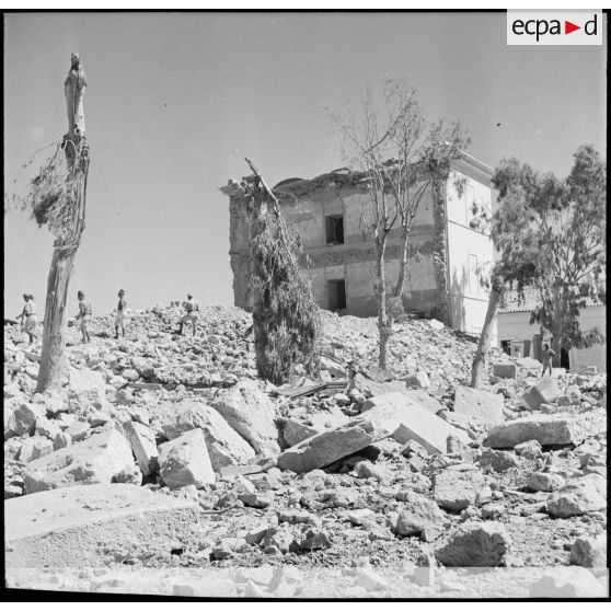 Des soldats fouillent les décombres de la caserne d'Orléans à la recherche d'éventuelles victimes, après le bombardement des forces de l'Axe dans la nuit du 4 au 5 juin 1943.