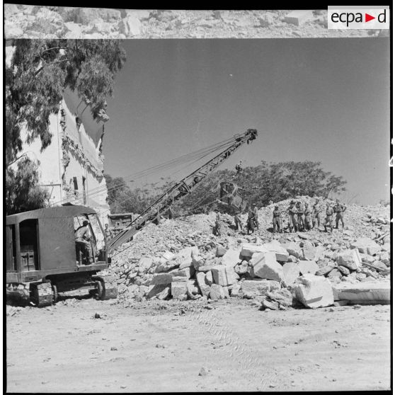 Des soldats fouillent les décombres de la caserne d'Orléans à la recherche d'éventuelles victimes, après le bombardement des forces de l'Axe dans la nuit du 4 au 5 juin 1943.