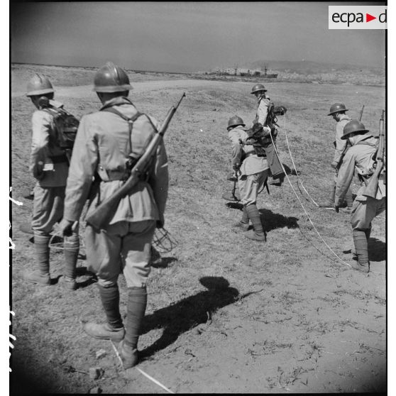 Séance d'instruction à la détection de mines pour des sapeurs du 19e RG (régiment du génie), équipés de détecteurs de mines SCR-625.