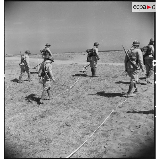 Séance d'instruction à la détection de mines pour des sapeurs du 19e RG (régiment du génie), équipés de détecteurs de mines SCR-625.