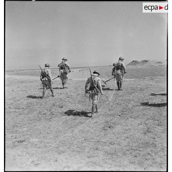 Séance d'instruction à la détection de mines pour des sapeurs du 19e RG (régiment du génie), équipés de détecteurs de mines SCR-625.