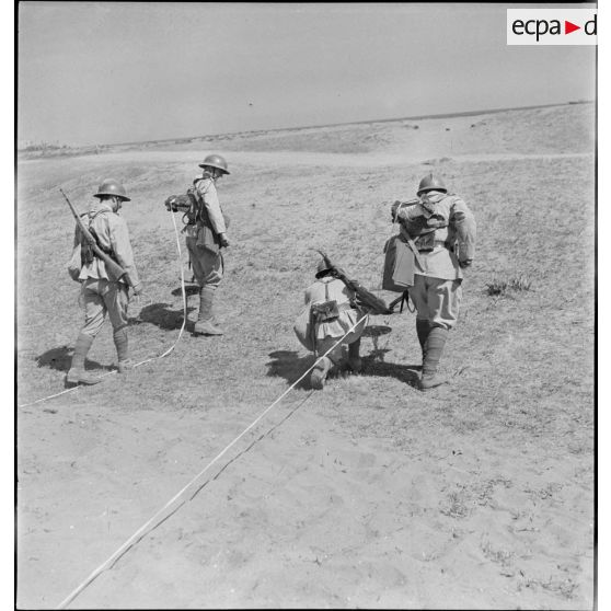 Séance d'instruction à la détection de mines pour des sapeurs du 19e RG (régiment du génie), équipés de détecteurs de mines SCR-625.