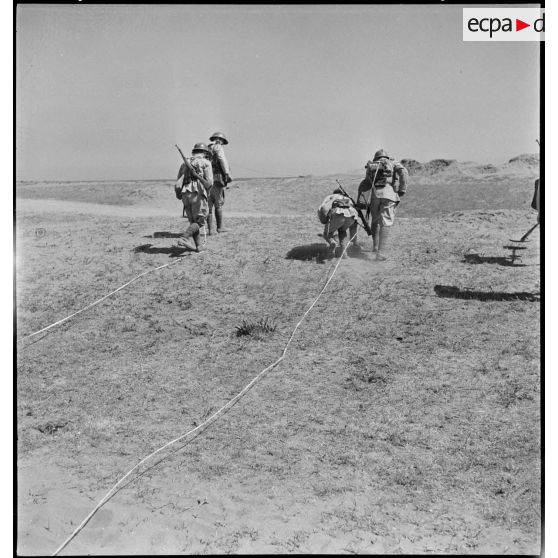 Découverte d'une mine lors d'une séance d'instruction à la détection pour des sapeurs du 19e RG (régiment du génie), équipés de détecteurs de mines SCR-625.