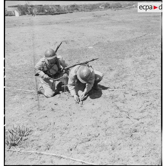 Dégagement d'une mine lors d'une séance d'instruction à la détection pour des sapeurs du 19e RG (régiment du génie).