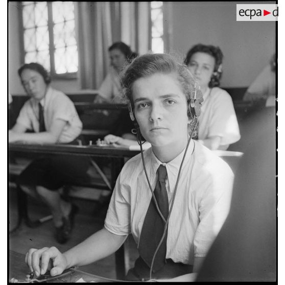 Portrait d'une élève stagiaire de l'école des transmissions des personnels féminins de l'armée de l'Air à Dellys, lors d'un cours pratique de TSF (télégraphie sans fil).