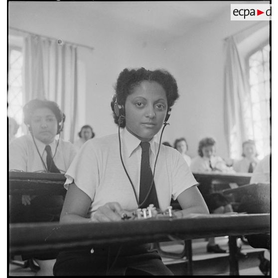 Portrait d'une élève stagiaire de l'école des transmissions des personnels féminins de l'armée de l'Air à Dellys, lors d'un cours pratique de TSF (télégraphie sans fil).