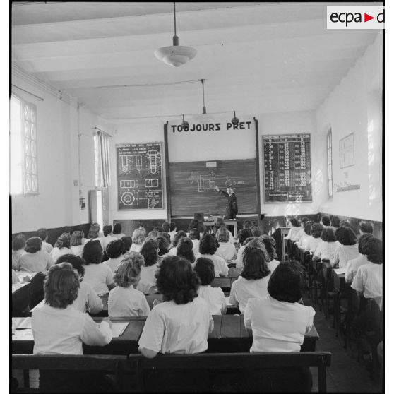 Cours dispensé à l'école des transmissions des personnels féminins de l'armée de l'Air à Dellys.