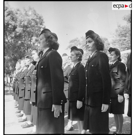 Rassemblement des élèves stagiaires à l'école des transmissions des personnels féminins de l'armée de l'Air à Dellys, lors du rapport quotidien.