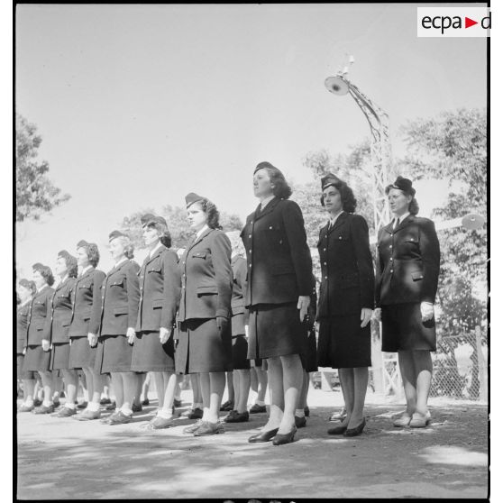 Rassemblement des élèves stagiaires à l'école des transmissions des personnels féminins de l'armée de l'Air à Delly, lors du rapport quotidien.