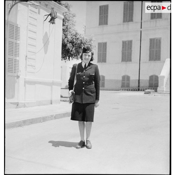 Portrait en pied d'une élève stagiaire de l'école des transmissions des personnels féminins de l'armée de l'Air à Dellys.