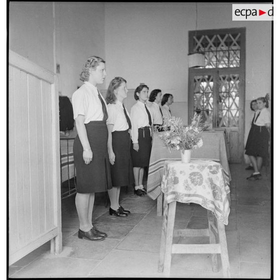 Elèves stagiaires au garde-à-vous lors d'une présentation de chambrée à l'école des transmissions des personnels féminins de l'armée de l'Air à Dellys.