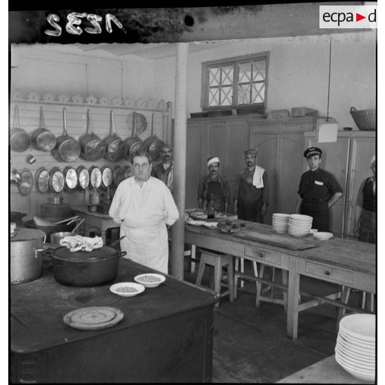 Les personnels de cuisine de l'école des transmissions des personnels féminins de l'armée de l'Air à Dellys.