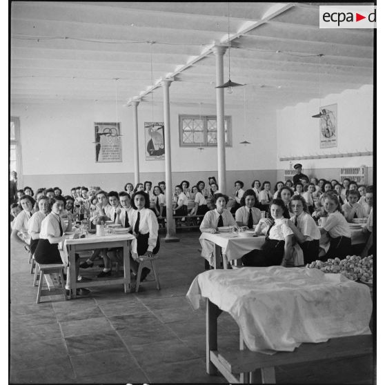 Les élèves stagiaires au réfectoire de l'école des transmissions des personnels féminins de l'armée de l'Air à Dellys.